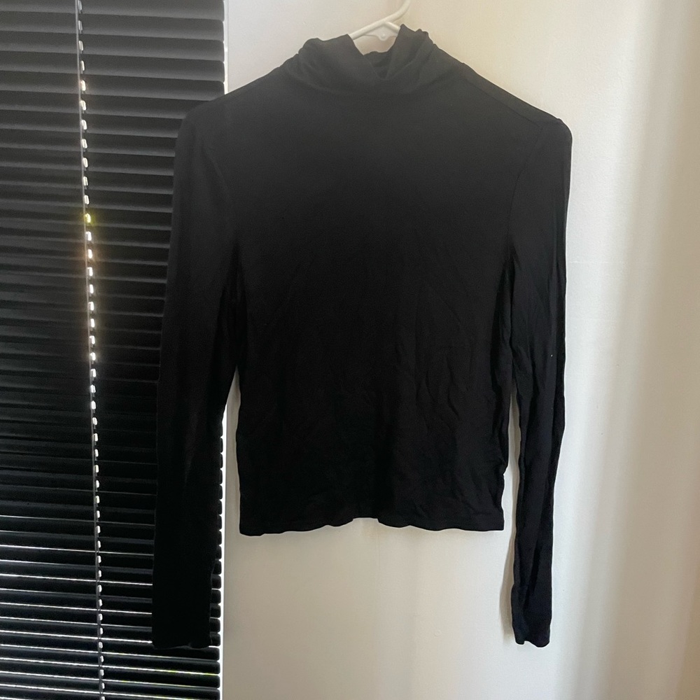 H&M turtle neck. Never been worn.